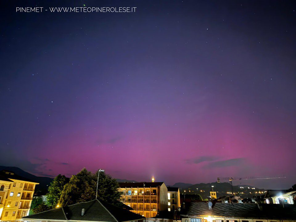 IN CORSO UNA VIOLENTISSIMA TEMPESTA GEOMAGNETICA, AURORA BOLEARE VISIBILE DA TUTT’ITALIA: LE FOTO