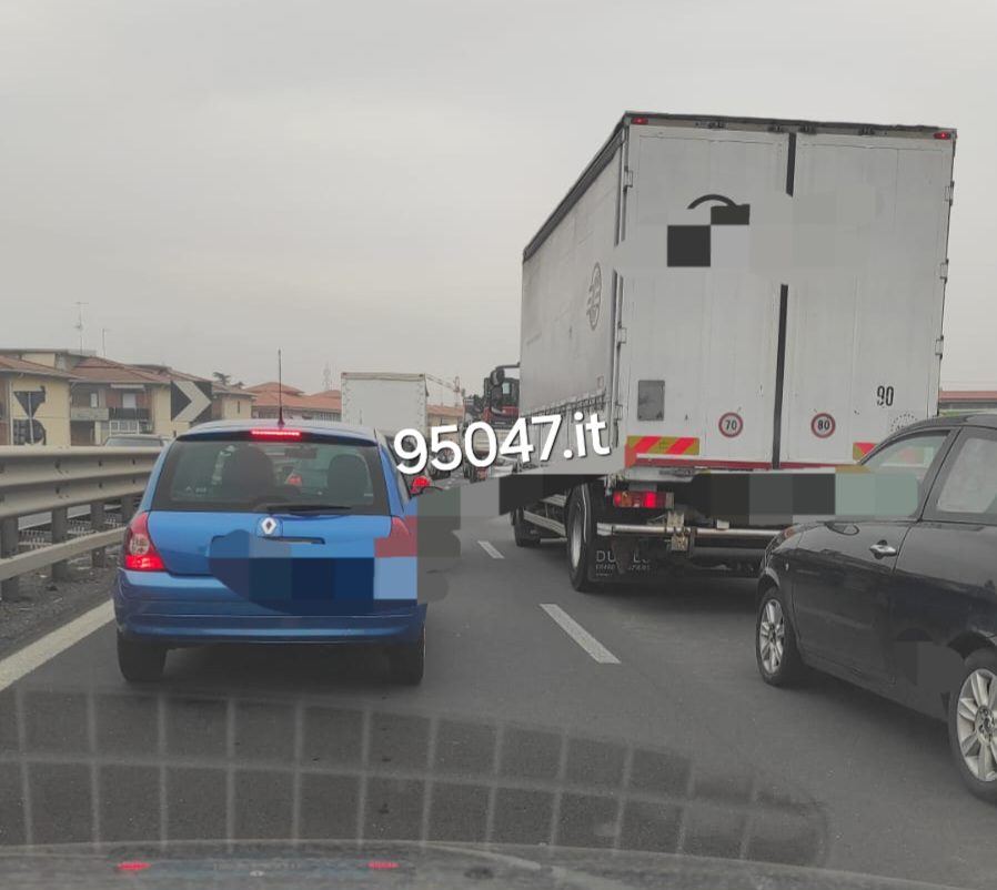 TAMPONAMENTO A CATENA SULLA SUPERSTRADA 121: CINQUE AUTO COINVOLTE. LUNGHE CODE