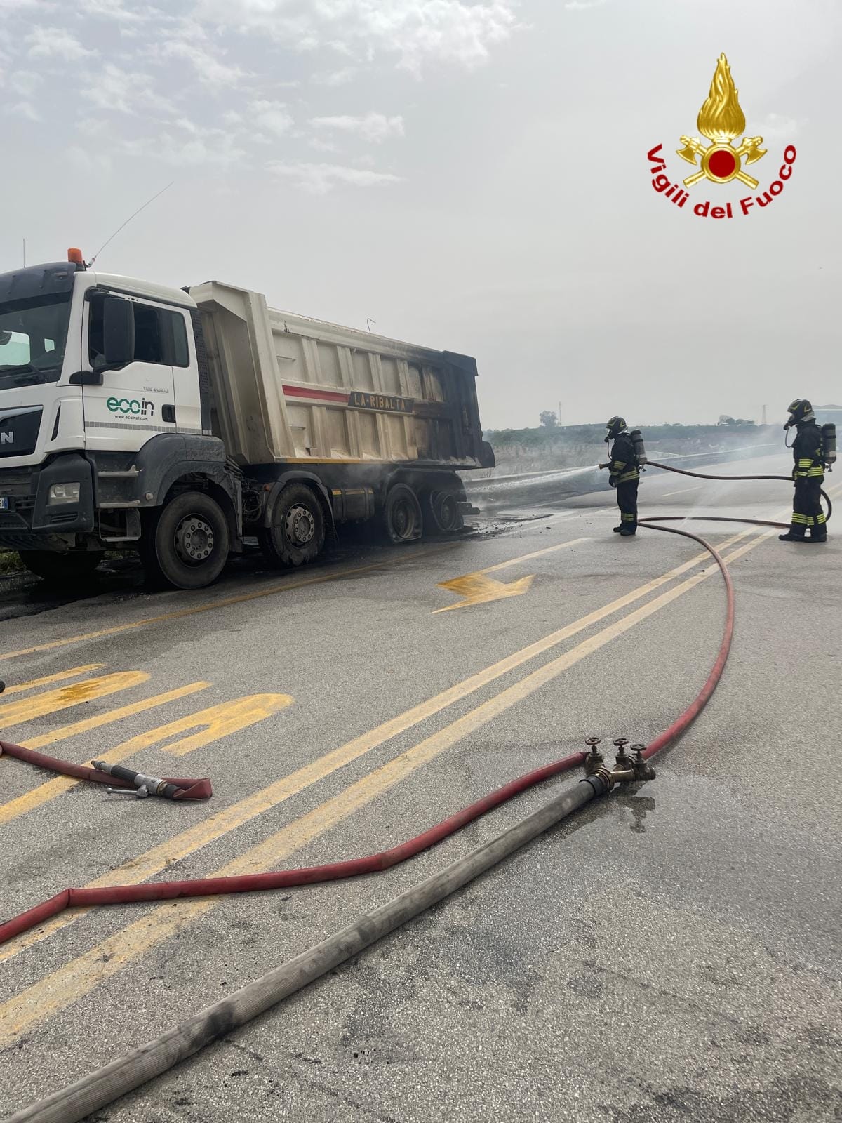 MOTTA SANT’ANASTASIA, CAMION IN FIAMME SULLA STRADA STATALE 192