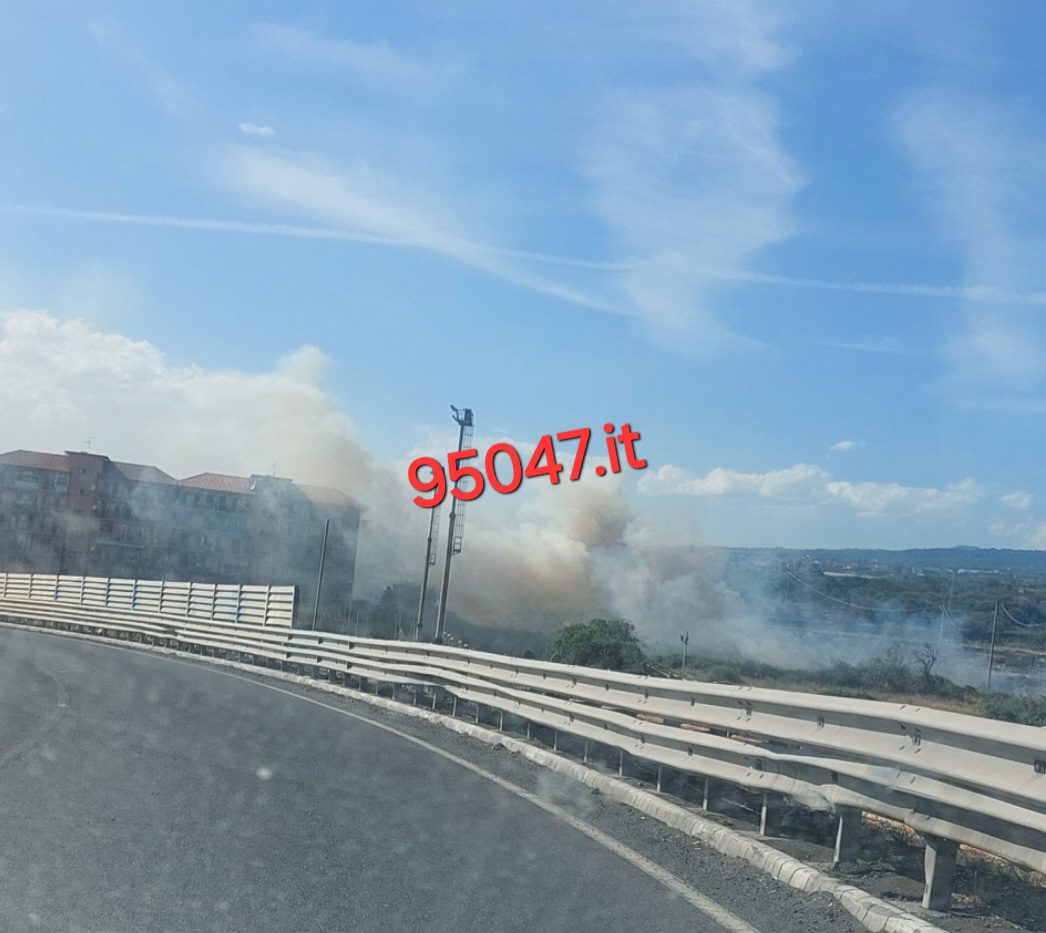 PATERNÒ: INCENDIO DI STERPAGLIE IN ZONA CORSO ITALIA, DENSA COLONNA DI FUMO GRIGIO