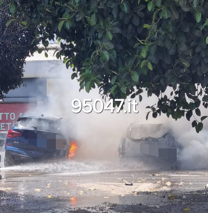 MISTERBIANCO. AUTO VA A FUOCO PER CORTO CIRCUITO E NE DISTRUGGE ALTRE CINQUE. LE FOTO