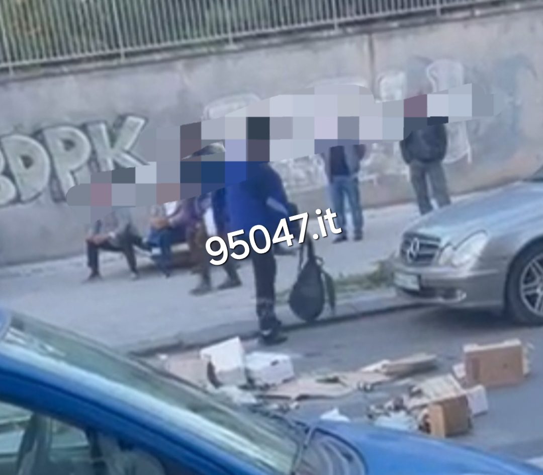 PATERNÒ. PAURA IN PIAZZA VITTORIO VENETO: INDIVIDUO ALTERATO DISTURBA L'ORDINE PUBBLICO