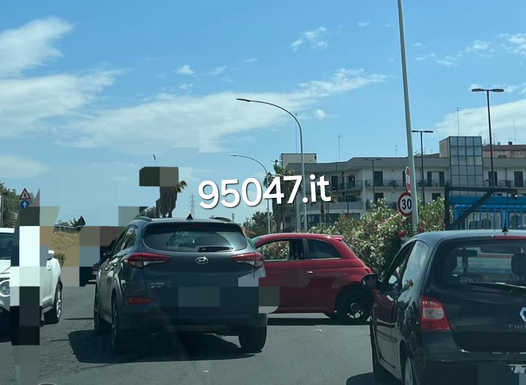 PATERNO’- SCONTRO TRA DUE AUTO AL CORSO ITALIA