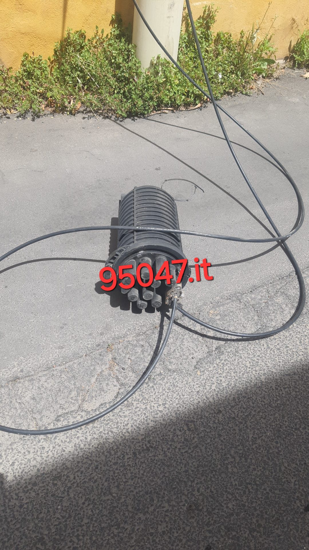 BELPASSO. CAVI ELETTRICI CADUTI  PERICOLOSAMENTE A TERRA