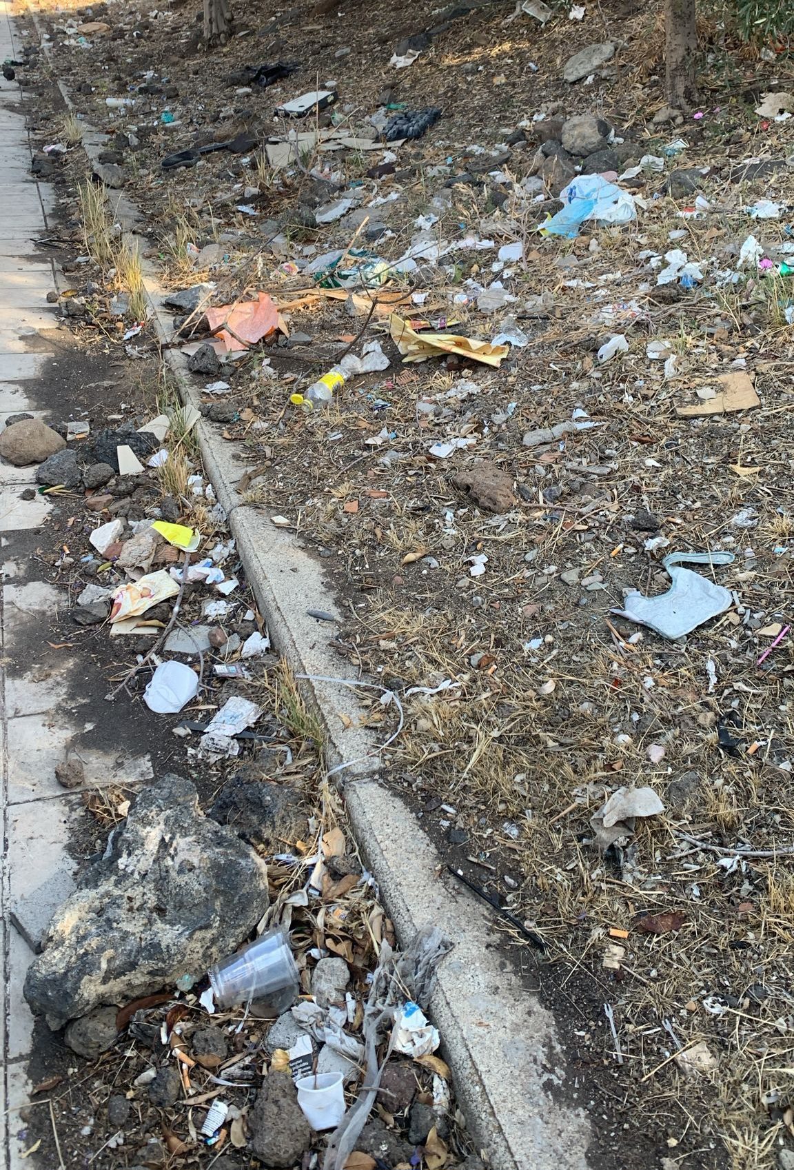 PATERNO'. SEGNALAZIONE DI DEGRADO IN PIAZZA DON PINO PUGLISI: I GENITORI  CHIEDONO INTERVENTO IMMEDIATO