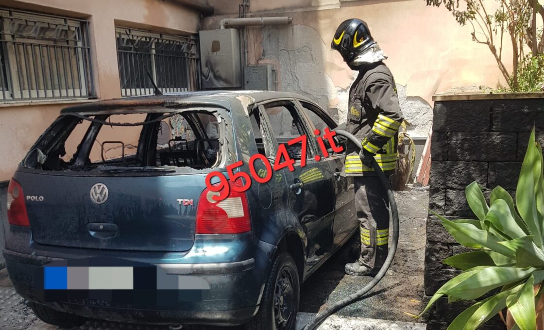 ADRANO, AUTO IN FIAMME, INTERVENTO DEI VIGILI DEL FUOCO