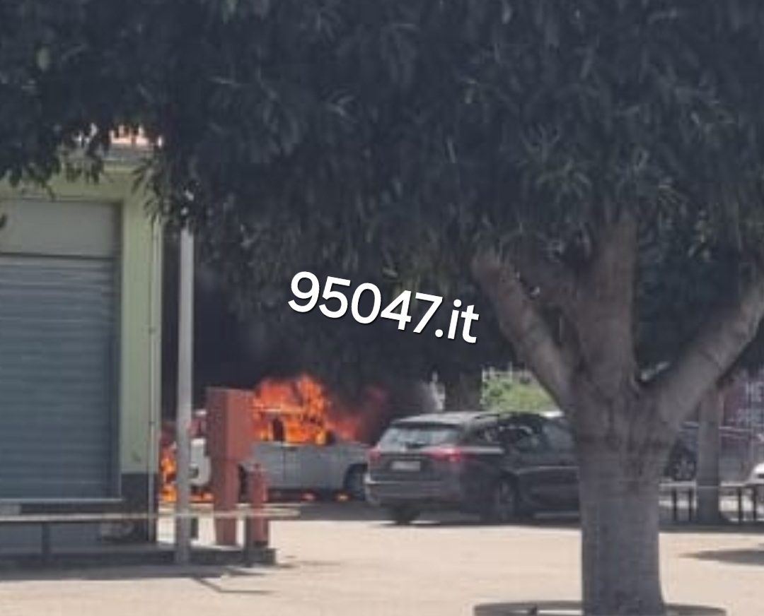 MISTERBIANCO. AUTO VA A FUOCO PER CORTO CIRCUITO E NE DISTRUGGE ALTRE CINQUE. LE FOTO