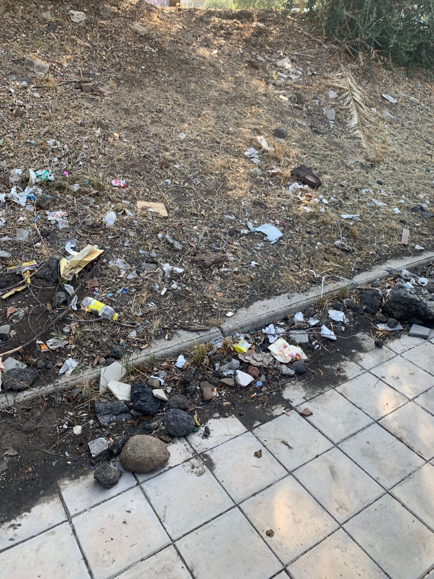 PATERNO'. SEGNALAZIONE DI DEGRADO IN PIAZZA DON PINO PUGLISI: I GENITORI  CHIEDONO INTERVENTO IMMEDIATO