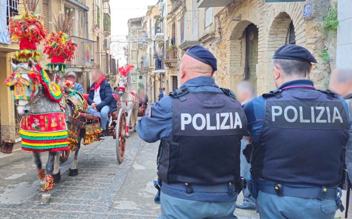 CALTAGIRONE: SUPERA LE TRANSENNE E SI RIFIUTA DI FORNIRE GENERALITÀ, DENUNCIATO
