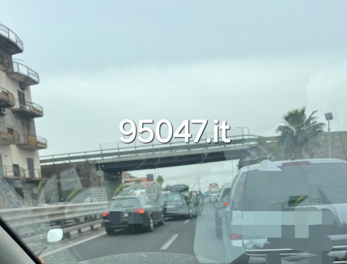 TAMPONAMENTO A CATENA SULLA SUPERSTRADA 121: CINQUE AUTO COINVOLTE. LUNGHE CODE