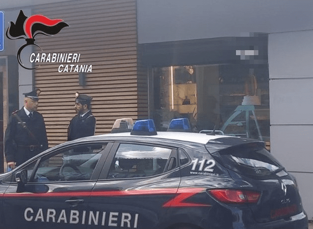 PIANO TAVOLA. ASSALTANO UN BAR PER RUBARE CHAMPAGNE E ALCOLICI MA VENGONO BECCATI DAI CARABINIERI