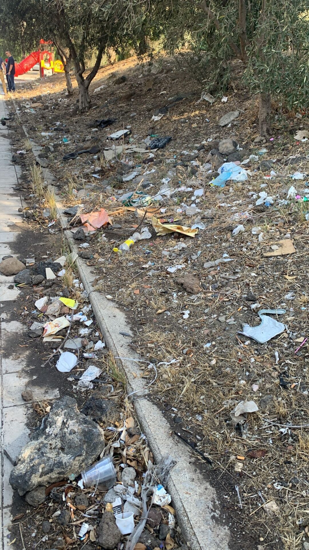 PATERNO'. SEGNALAZIONE DI DEGRADO IN PIAZZA DON PINO PUGLISI: I GENITORI  CHIEDONO INTERVENTO IMMEDIATO