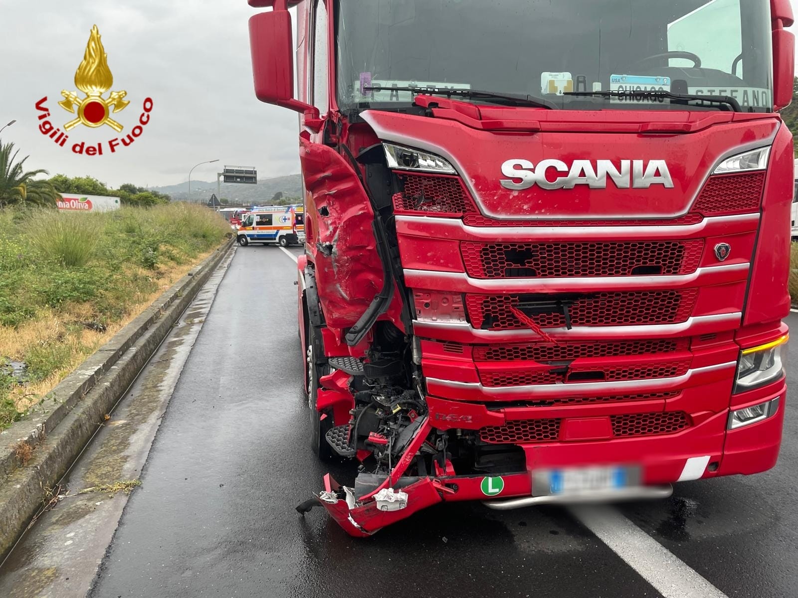 INCIDENTE SULL’A18, SCONTRO SUV AUTOARTICOLATO: FERITA UNA COPPIA, LEI È GRAVE