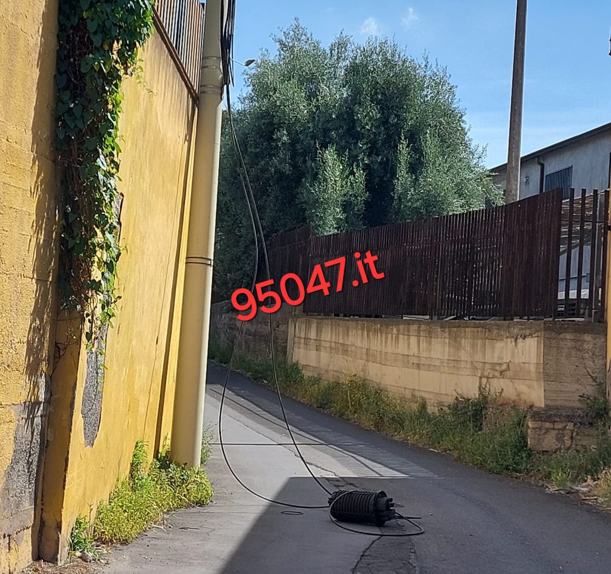 BELPASSO. CAVI ELETTRICI CADUTI  PERICOLOSAMENTE A TERRA