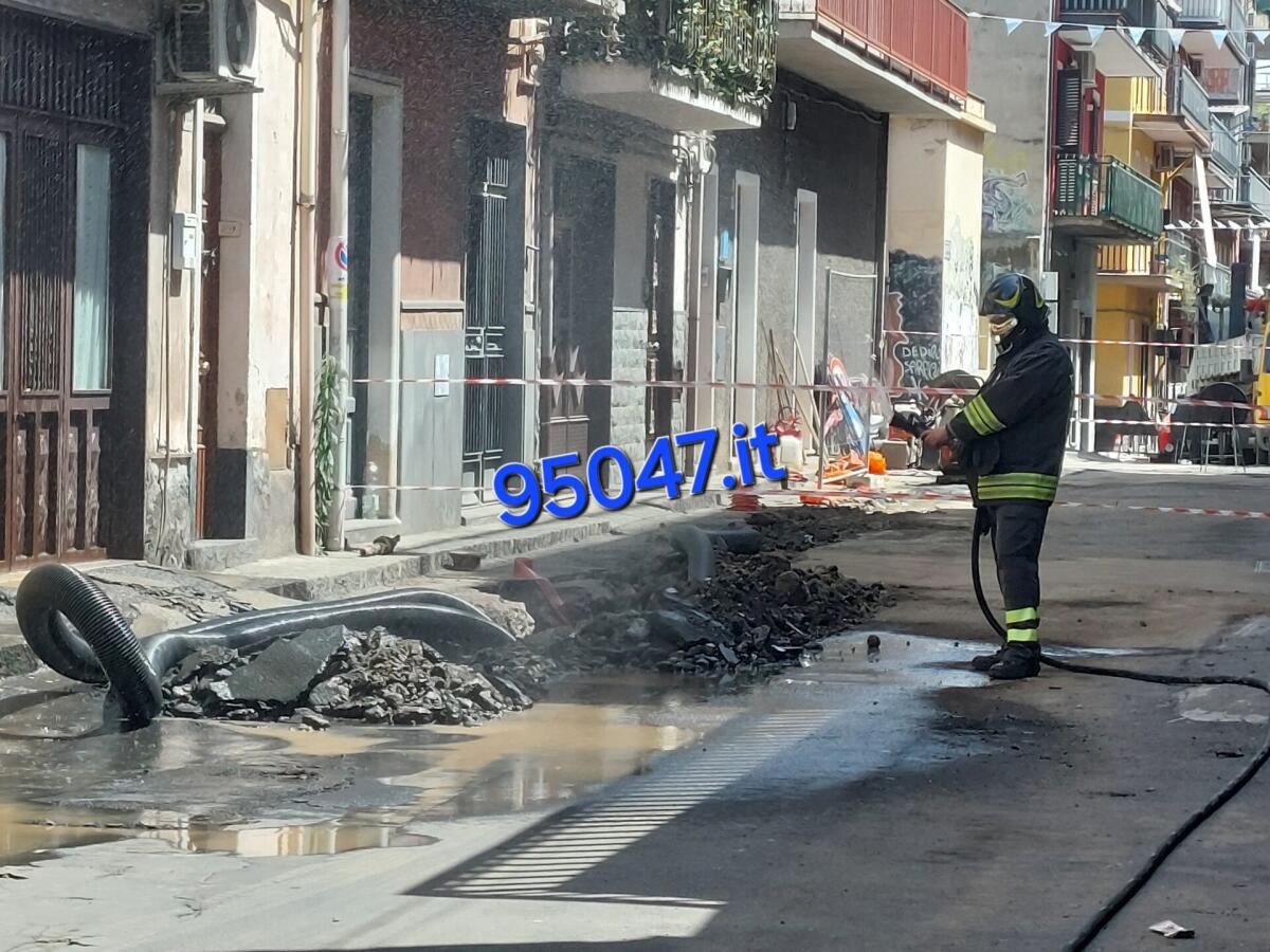 PATERNO'. FUGA DI GAS IN VIA GOFFREDO MAMELI: INTERVENGONO I VIGILI DEL FUOCO - 