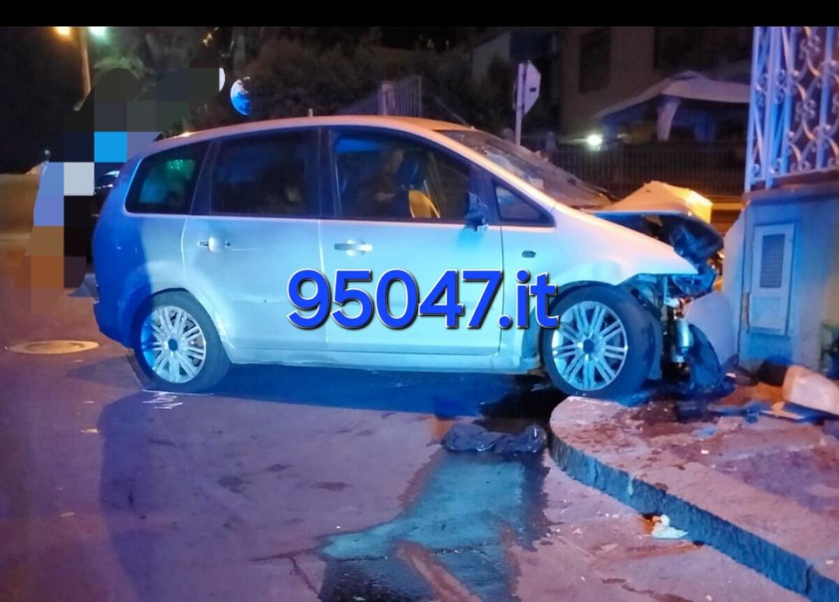GRAVINA DI CATANIA: AUTO CONTRO CONTRO UN MURO, DUE FERITI - 