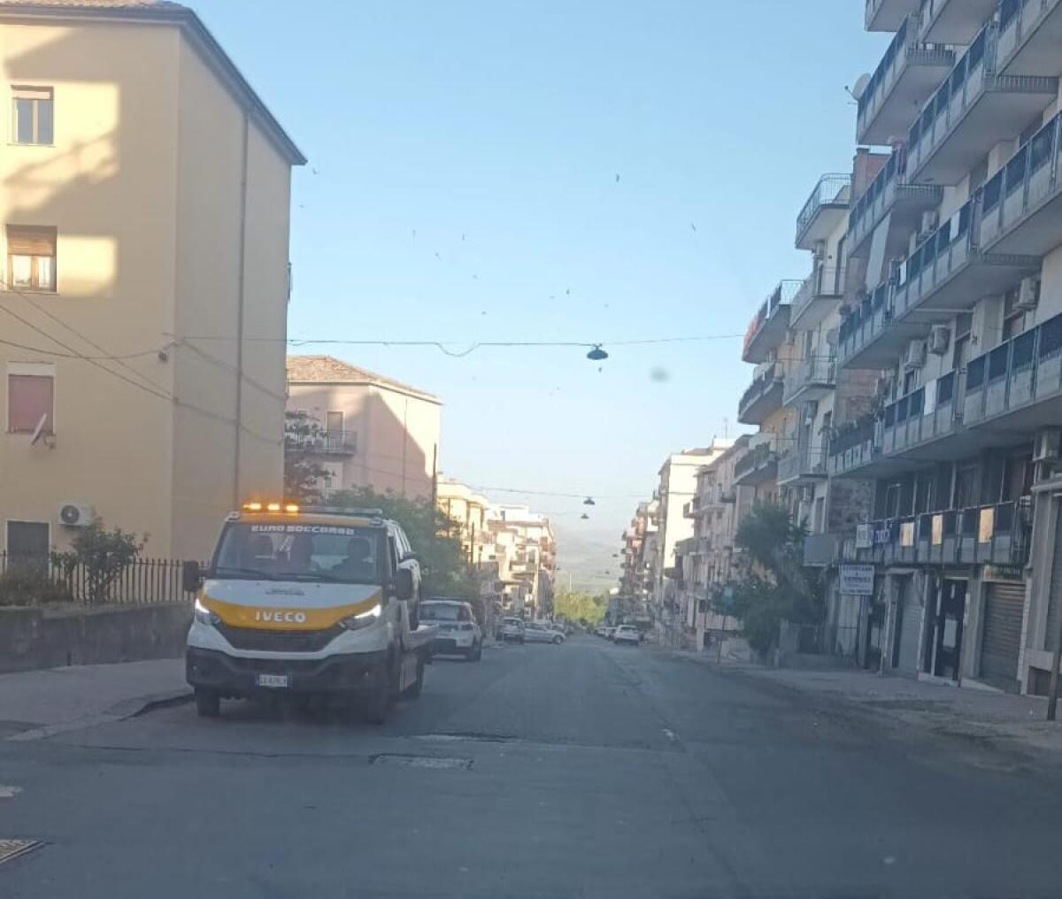 PATERNO'. SERVIZIO DI SPAZZAMENTO MECCANICO DELLE STRADE URBANE: 32 MULTE E 10 RIMOZIONI FORZATE - 