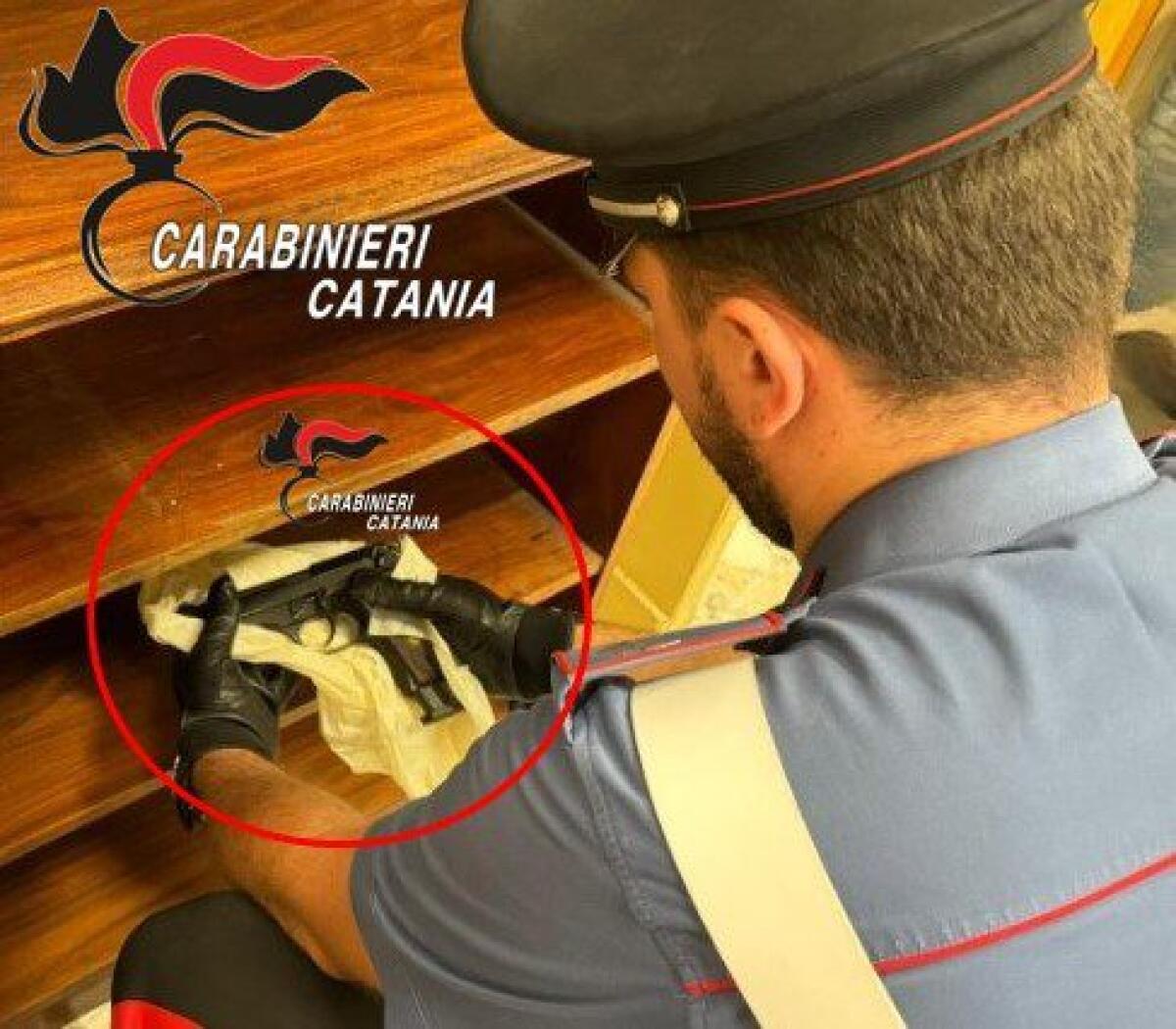 CATANIA: DOPO L’INCIDENTE IN TRE SULLO SCOOTER SENZA CASCO, PUNTA PISTOLA ALLA TESTA DI UN 20ENNE - 