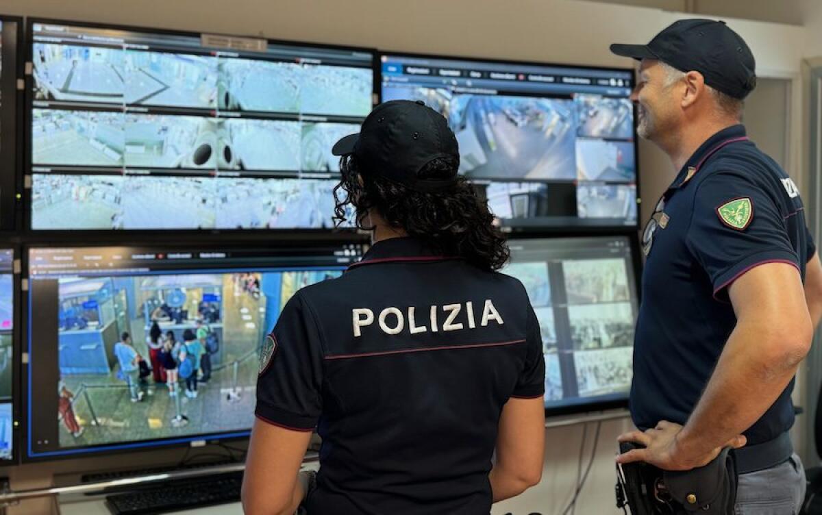 CATANIA, RUBA SMARTPHONE AD UN ALTRO PASSEGGERO IN AEROPORTO MA AL RITORNO TROVA AD ASPETTARLO LA POLIZIA - 