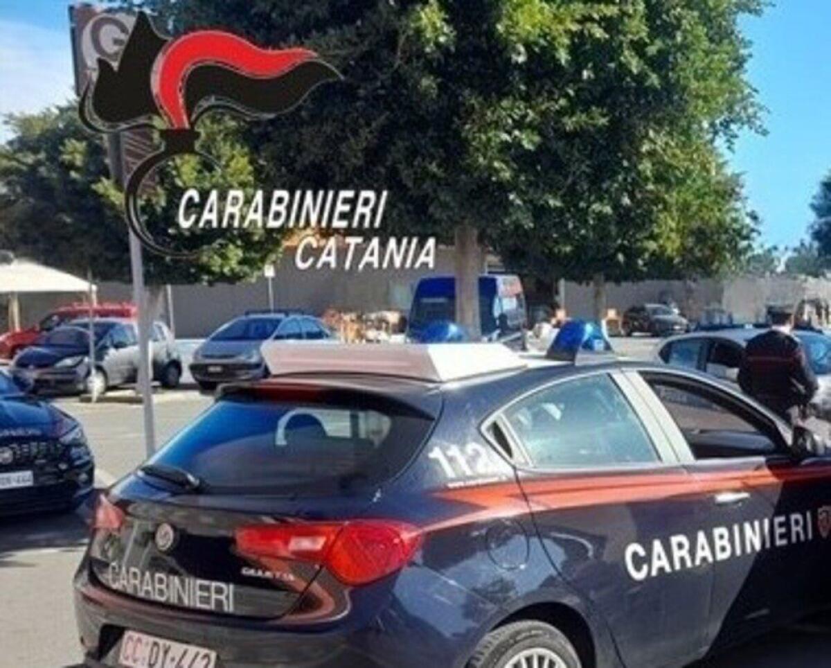 MISTERBIANCO. CERCANO DI FARE LA SCORTA “GRATIS” DI CAPI D’ABBIGLIAMENTO: I CARABINIERI OPERANO UN ARRESTO E DUE DENUNCE - 