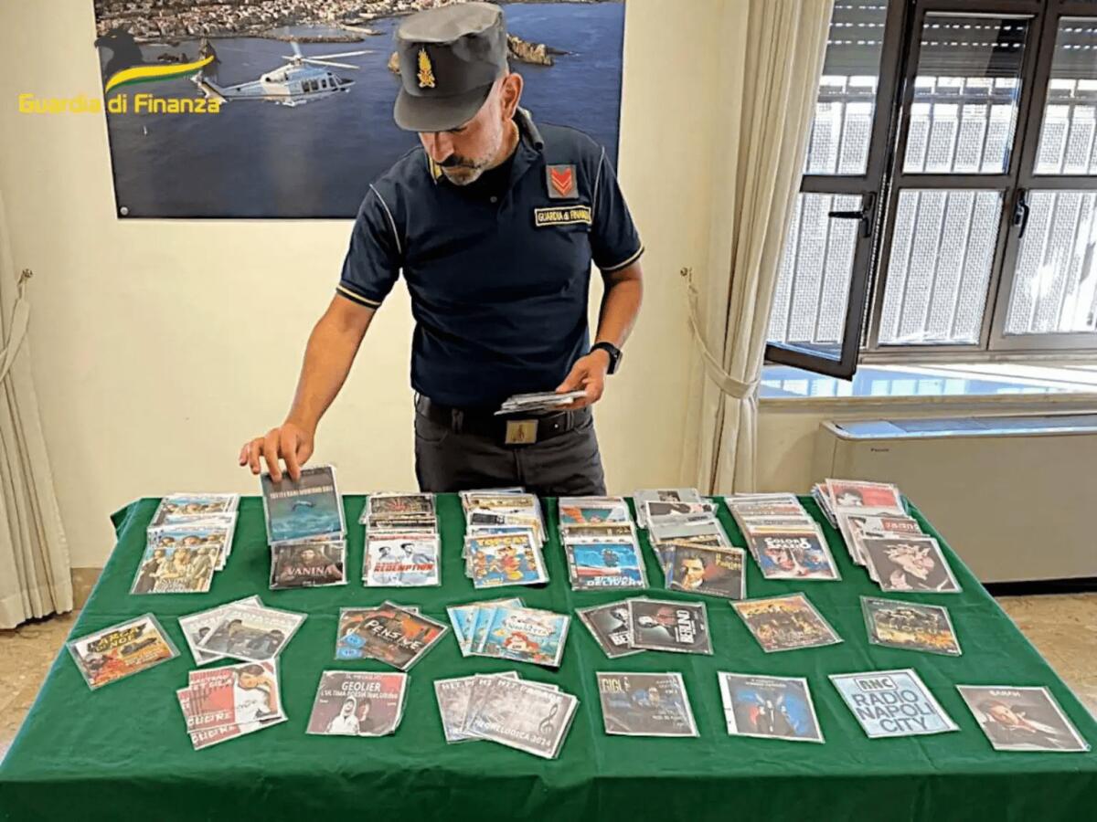 CATANIA: LOTTA ALLA PIRATERIA AUDIOVISIVA, SEQUESTRATI OLTRE DUEMILA CD E DVD PRIVI DEL MARCHIO SIAE. DENUNCIATO UN CITTADINO CATANESE - 