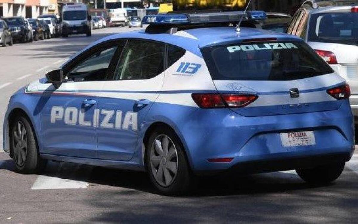 ADRANO: PEDINANO ASSUNTORE DI DROGA E SCOPRONO CASA DI SPACCIO A CATANIA, SPACCIATORE CHIEDE A POLIZIOTTO IN BORGHESE "QUANTA NE VUOI? - 