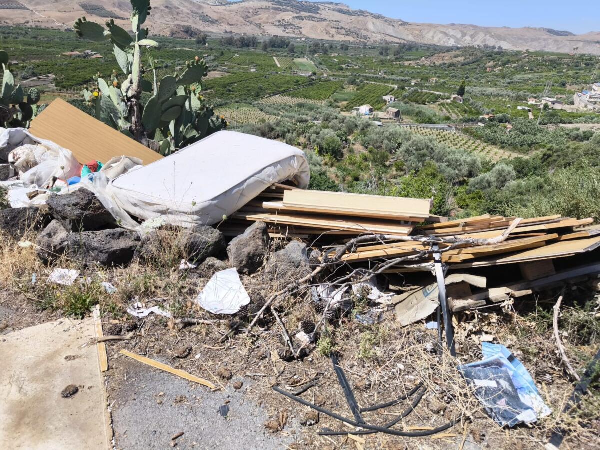 LA DISCARICA A CIELO APERTO A SCHETTINO, LA FOTO-SEGNALAZIONE DEI NOSTRI LETTORI - 