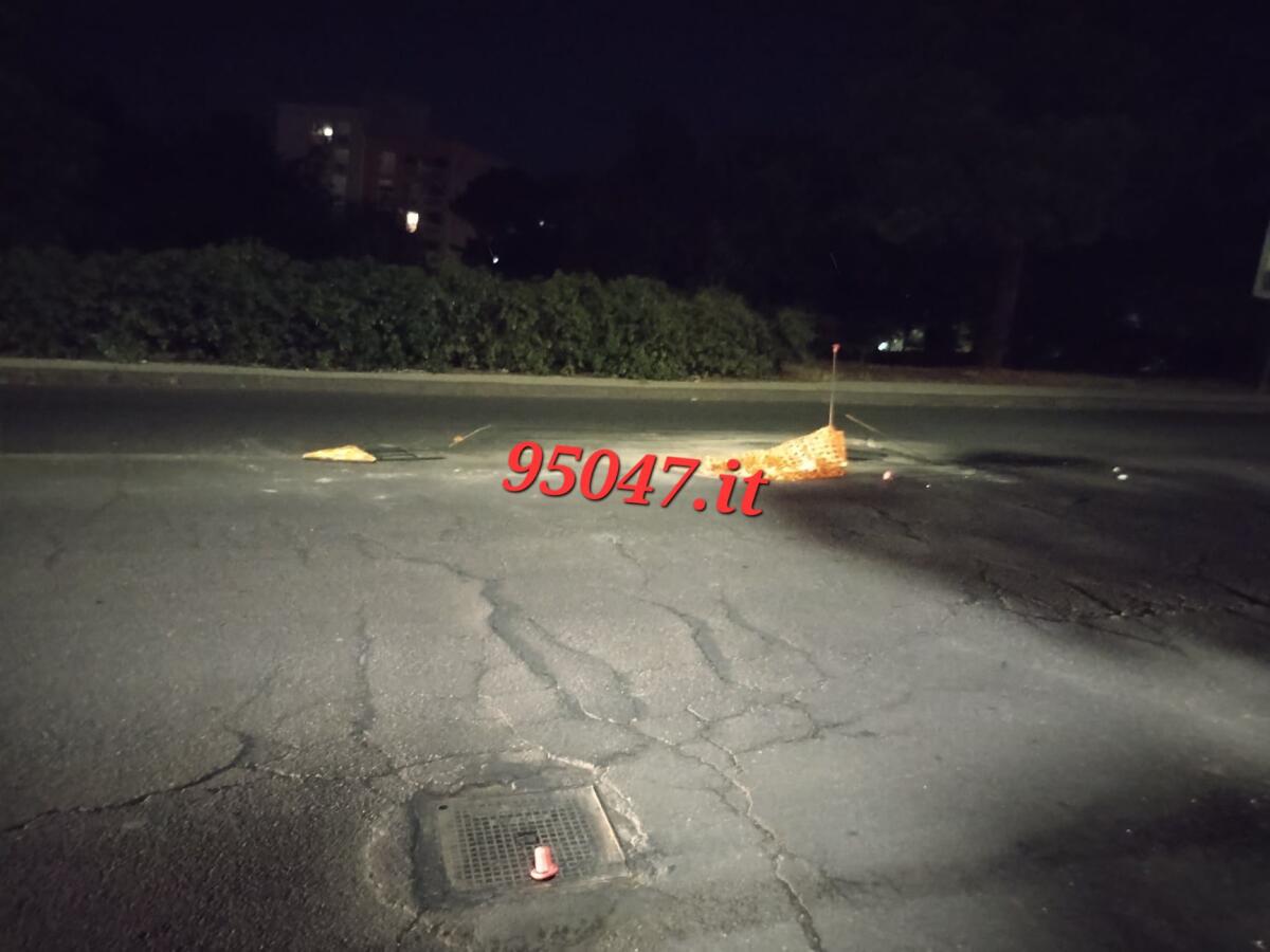 LA SEGNALAZIONE URGENTE  DEI NOSTRI LETTORI: TOMBINO PERICOLOSO IN VIA VITTORIO EMANUELE, SEGNALETICA IMPROVVISATA CREA RISCHI - 