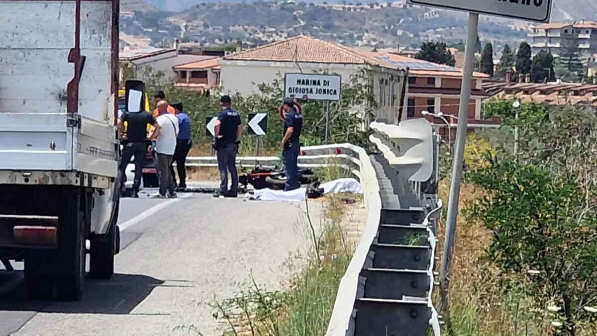 INCIDENTE A MARINA DI GIOIOSA JONICA: FINANZIERE SICILIANO DI 28 ANNI PERDE LA VITA IN SCONTRO AUTO-MOTO - 