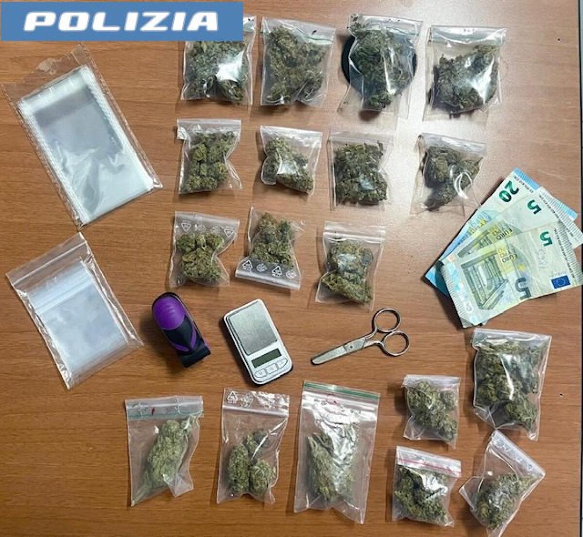 RESTA IN PANNE CON LO SCOOTER, LA POLIZIA SI FERMA PER AIUTARLO E SCOPRE CHE SI TRATTA DI UN PUSHER - 