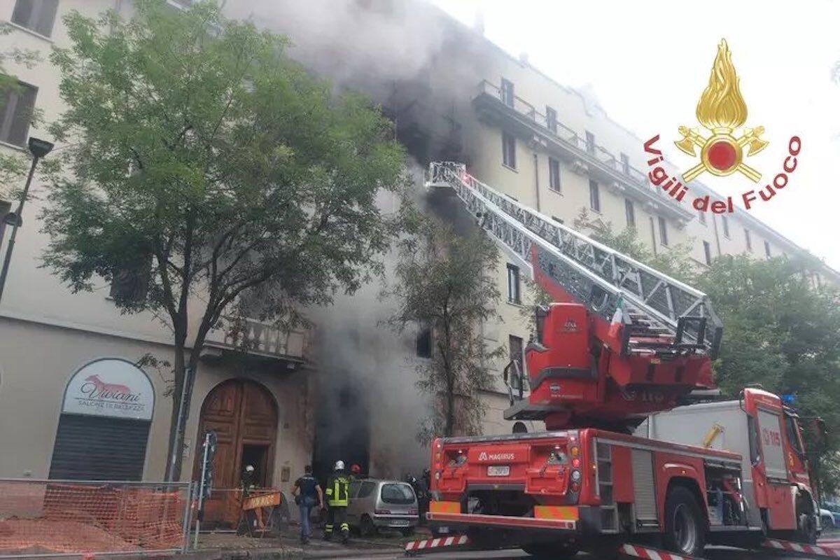 MILANO, INCENDIO IN UN’AUTOFFICINA: LE FIAMME SI PROPAGANO NEL CONDOMINIO. TRE MORTI E TRE FERITI - 