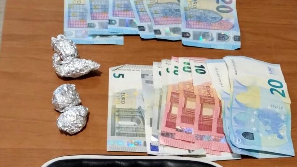 ADRANO. FUGGE ALLA VISTA DELLA POLIZIA, NASCONDEVA LA DROGA NEL MARSUPIO: ARRESTATO - 