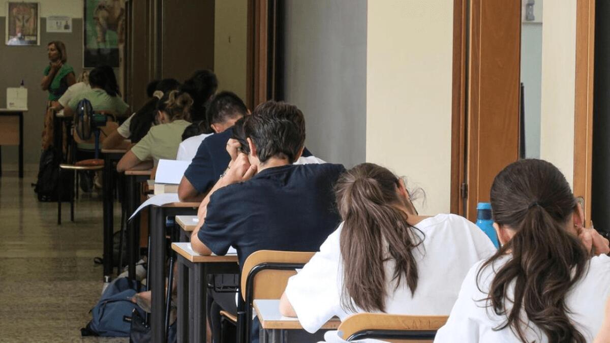 MATURITÀ 2024: POLIZIA POSTALE E SKUOLA.NET CONTRO LE FAKE NEWS SULLE REGOLE D'ESAME, 1 STUDENTE SU 4 CONVINTO DI POTER USARE LO SMARTPHONE DURANTE LE PROVE - 