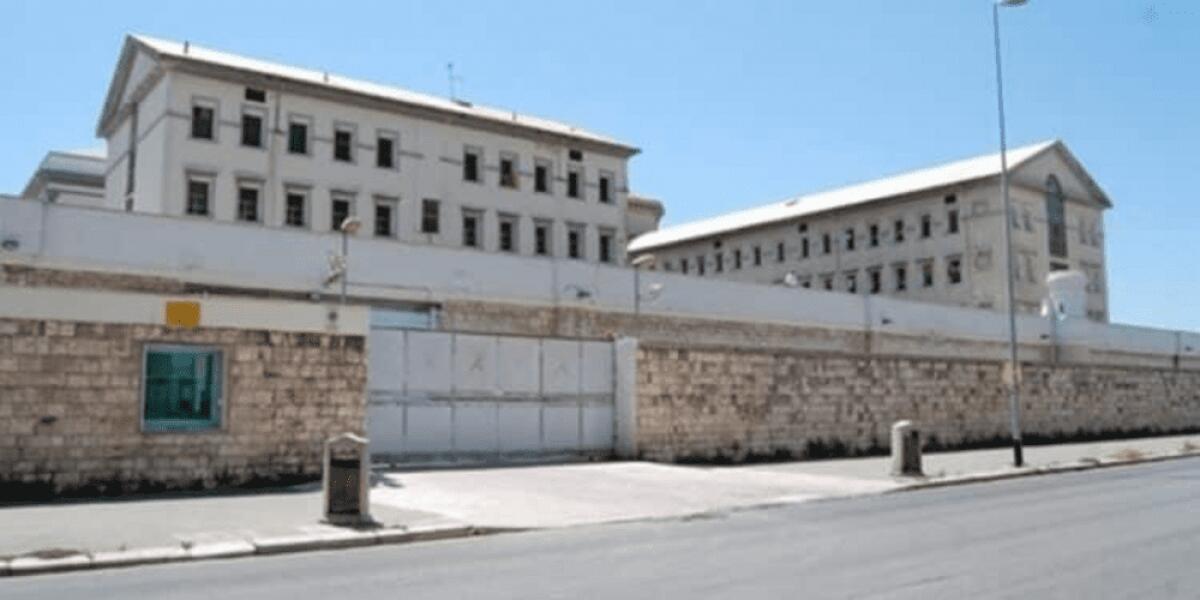 TENTA DI EVADERE DAL CARCERE DI BARI MA SBAGLIA STRADA E FINISCE DRITTO IN DIREZIONE - 