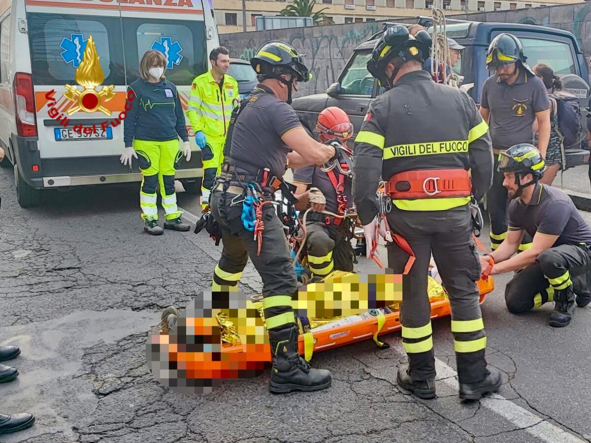 CATANIA, CADE IN UNO SCAVO E FA UN VOLO DI 10 METRI: SOCCORSO DAI VIGILI DEL FUOCO - 