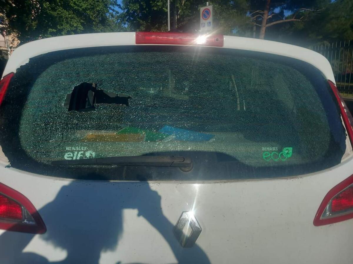 LA SEGNALAZIONE DI UNA NOSTRA LETTRICE: "VANDALI SFONDANO IL LUNOTTO POSTERIORE CON NOI A BORDO" - 