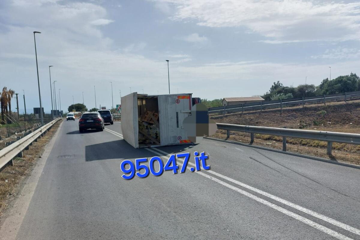 FURGONE SI RIBALTA DI LATO NEI PRESSI DELLO SVINCOLO MOTTA SANT'ANASTASIA - 