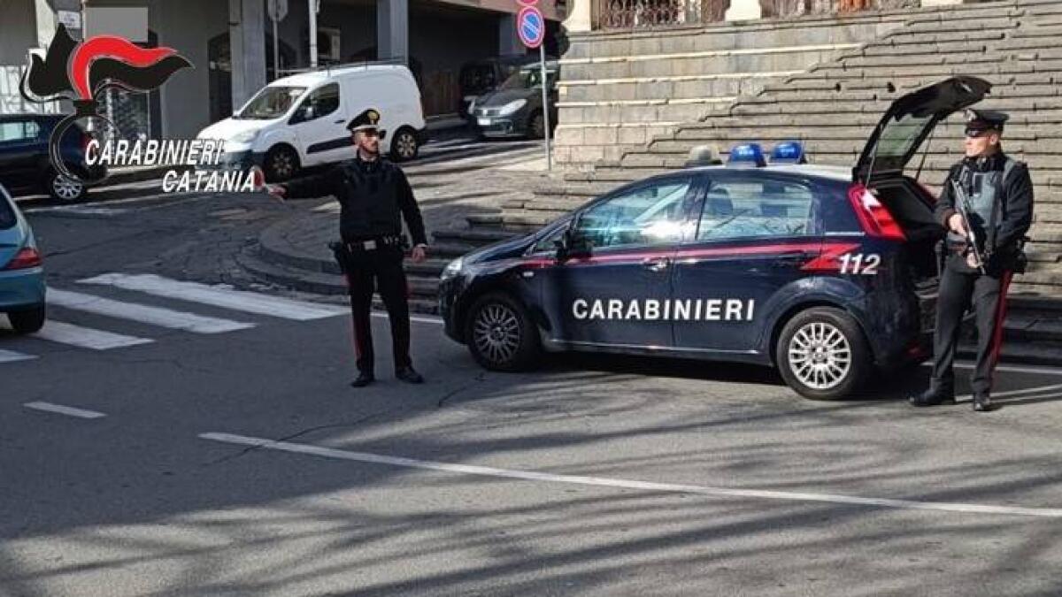 ACI CATENA. AGGREDISCE RAGAZZO AL PARCO E GLI RUBA CELLULARE: ARRESTATO - 