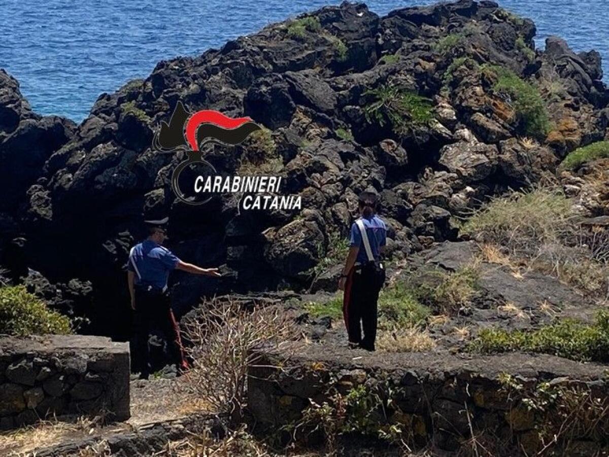 TENTA DI STUPRARE UNA BAGNANTE SULLA SCOGLIERA DI ACI CASTELLO: ARRESTATO 69ENNE - 