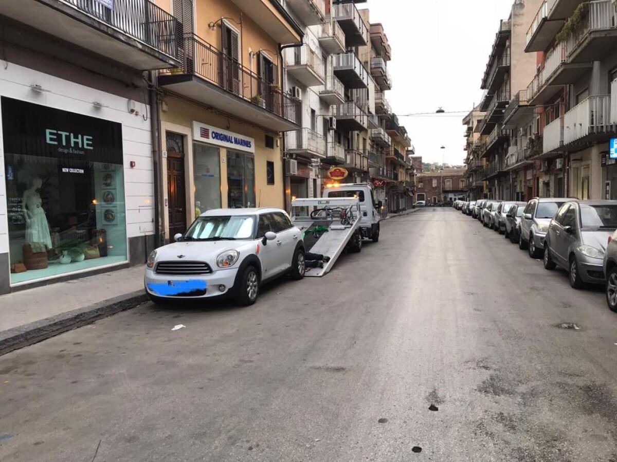 PATERNÒ: SERVIZIO DI SPAZZAMENTO MECCANICO DELLE STRADE URBANE - 48 MULTE E 14 RIMOZIONI FORZATE, RIPRESA DEL SERVIZIO MARTEDÌ - 