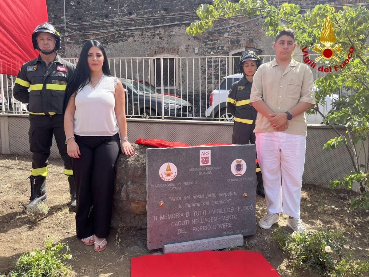 CATANIA DEDICA UNA PIAZZA AI VIGILI DEL FUOCO CADUTI IN SERVIZIO - 