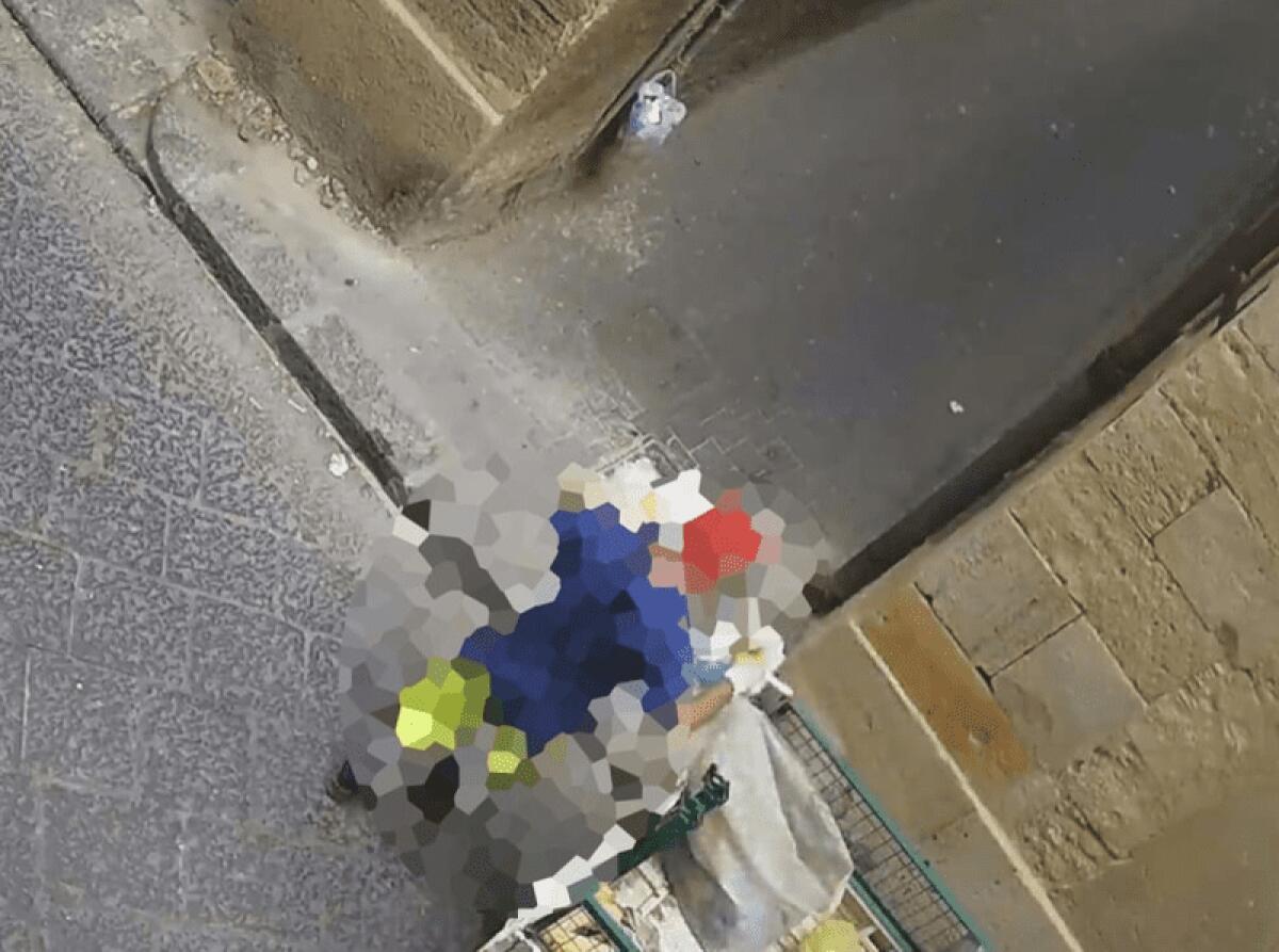 CALTAGIRONE: ABBANDONA PER STRADA I RIFIUTI RACCOLTI, OPERATORE ECOLOGICO FILMATO DALLE TELECAMERE E DENUNCIATO DAL SINDACO - 