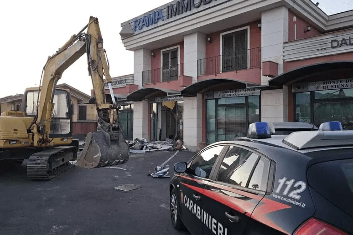 SAN GREGORIO. NELLA NOTTE ASSALTO IN BANCA CON ESCAVATORE, MA IL PRONTO INTERVENTO DEI CARABINIERI LI HA MESSI IN FUGA - 