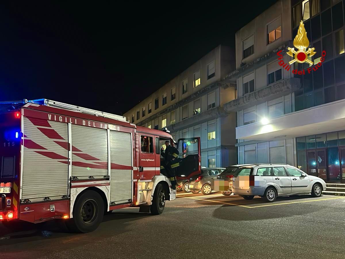 INCENDIO NELLA NOTTE ALL'OSPEDALE DI ACIREALE: FIAMME NEL REPARTO DI OSTETRICIA, BRUCIA UNA CULLA TERMICA - 