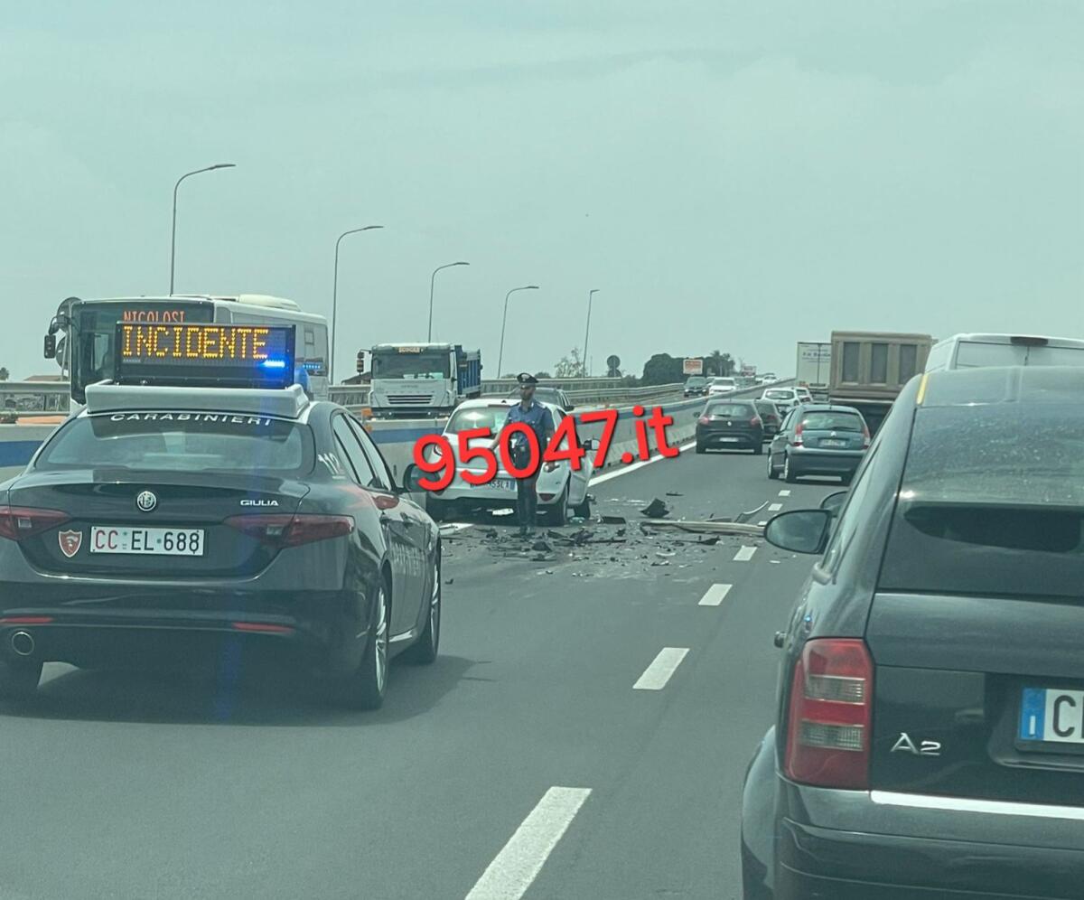 ENNESIMO INCIDENTE SULLA SS121, AUTO CONTRO GUARD RAIL. - 