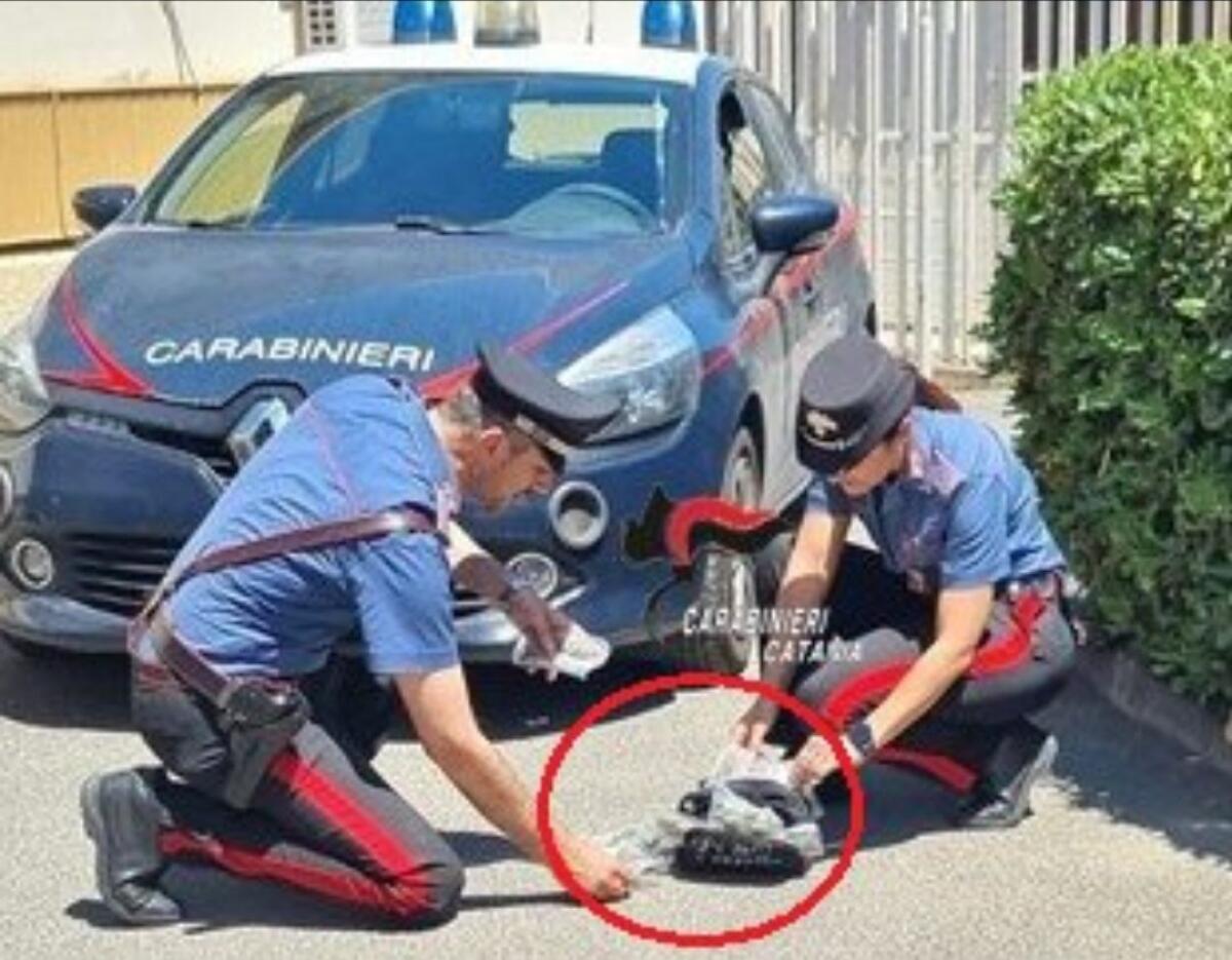 CATANIA. SFUGGE AL CONTROLLO MA I CARABINIERI LO RINTRACCIANO E LO DENUNCIANO PER SPACCIO - 