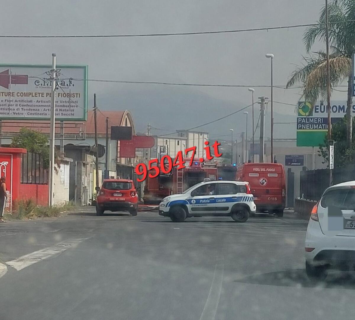 MISTERBIANCO: VASTO INCENDIO IN UN CAPANNONE DI VIA ZENIA - 