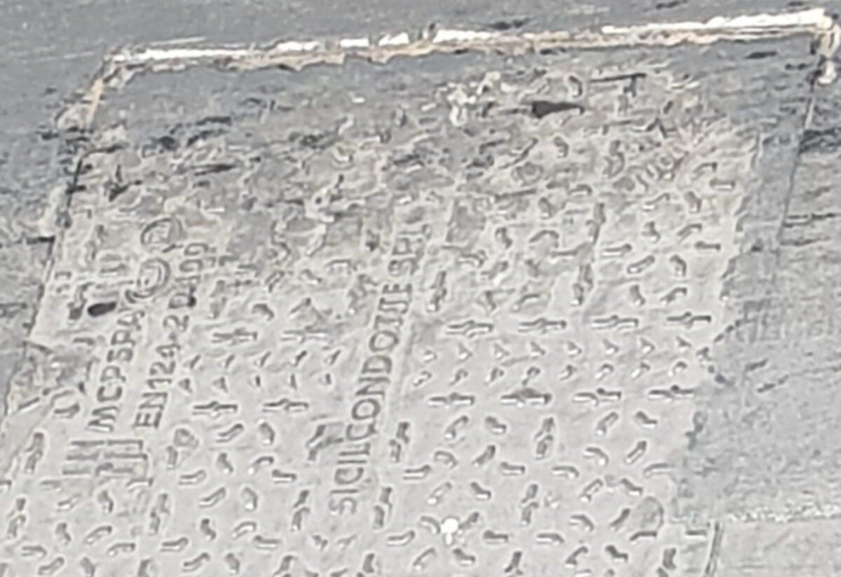 SEGNALAZIONE DEI LETTORI: TOMBINO RUMOROSO IN VIA G. VERGA, RESIDENTI CHIEDONO INTERVENTO URGENTE - 