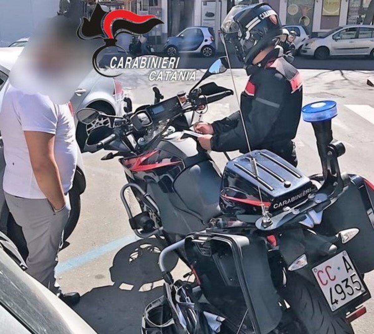 CATANIA, “AIUTAVA” GLI AUTOMOBILISTI A PARCHEGGIARE: DENUNCIATO - 