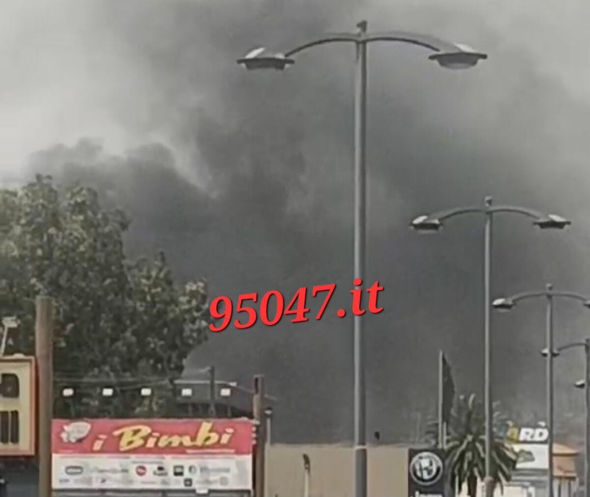 ENNESIMO INCENDIO IN VIA ZENIA A MISTERBIANCO,  DENSA NUBE NERA IN CIELO - 